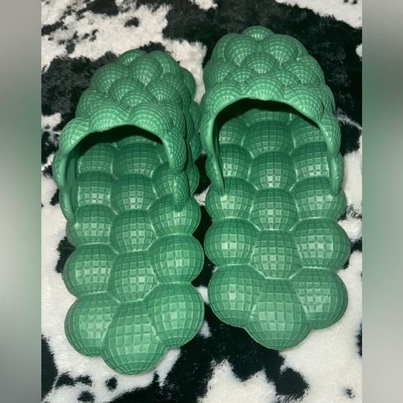 ladies green bubble clogs slippers shoes 6/7 small summer spring women girls 💚 - Picture 5 of 7
